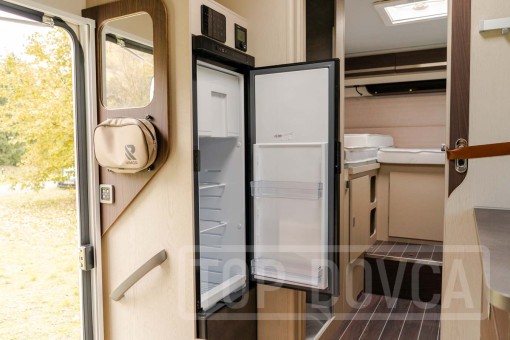 Interiér moderního polointegrovaného obytného vozu Fiat Ducato Rimor Seal 99 model 2024.