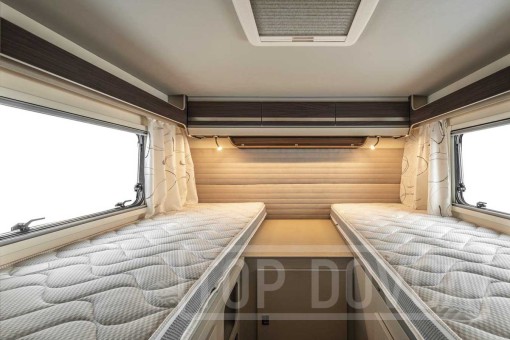 Interiér moderního polointegrovaného obytného vozu Fiat Ducato Rimor Seal 99 model 2024.