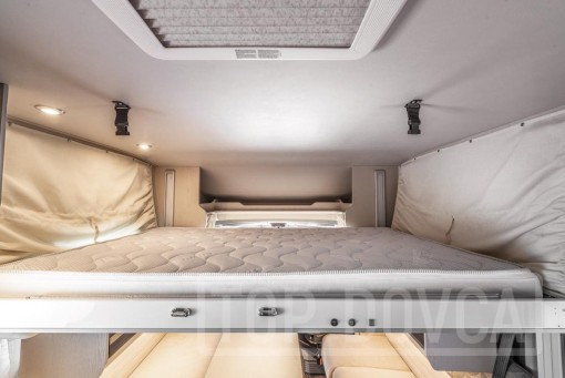 Interiér moderního polointegrovaného obytného vozu Fiat Ducato Rimor Seal 99 model 2024.