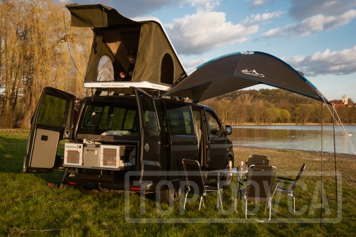 VW Transporter T5 s kempingovým VIVI boxem a střešním stanem typu A