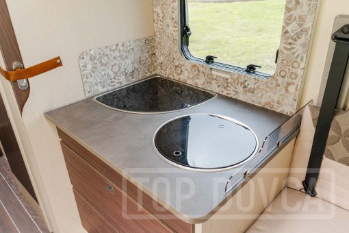 Interiér moderního polointegrovaného obytného vozu Fiat Ducato Rimor Seal 99 model 2024.