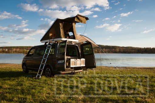 VW Transporter T5 s kempingovým VIVI boxem a střešním stanem typu A
