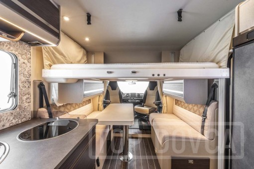 Interiér moderního polointegrovaného obytného vozu Fiat Ducato Rimor Seal 99 model 2024.