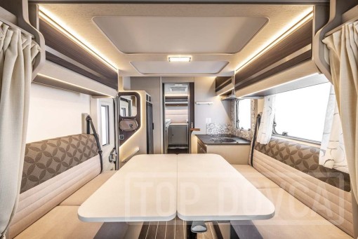 Interiér moderního polointegrovaného obytného vozu Fiat Ducato Rimor Seal 99 model 2024.