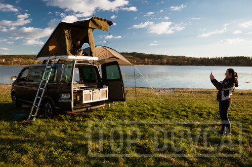 VW Transporter T5 s kempingovým VIVI boxem a střešním stanem typu A