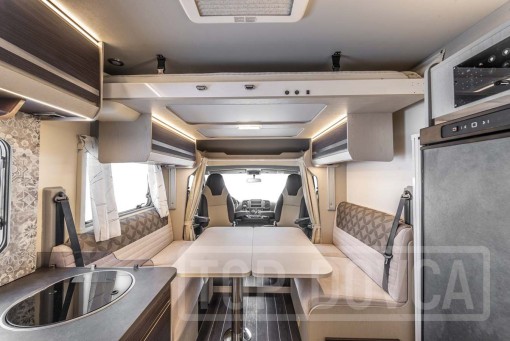Interiér moderního polointegrovaného obytného vozu Fiat Ducato Rimor Seal 99 model 2024.