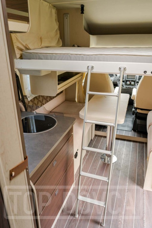 Interiér moderního polointegrovaného obytného vozu Fiat Ducato Rimor Seal 99 model 2024.