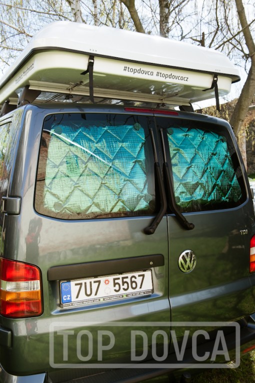VW Transporter T5 s termoizolačními clonami na všech oknech