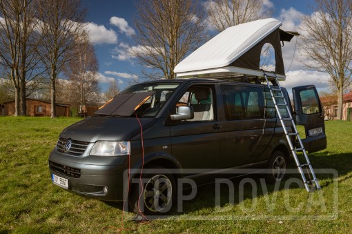VW Transporter T5 s kempingovým VIVI boxem a střešním stanem typu A
