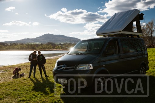 VW Transporter T5 s kempingovým VIVI boxem a střešním stanem typu A