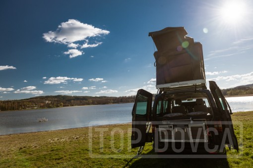 VW Transporter T5 s kempingovým VIVI boxem a střešním stanem typu A