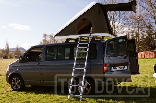 VW Transporter T5 s kempingovým VIVI boxem a střešním stanem typu A