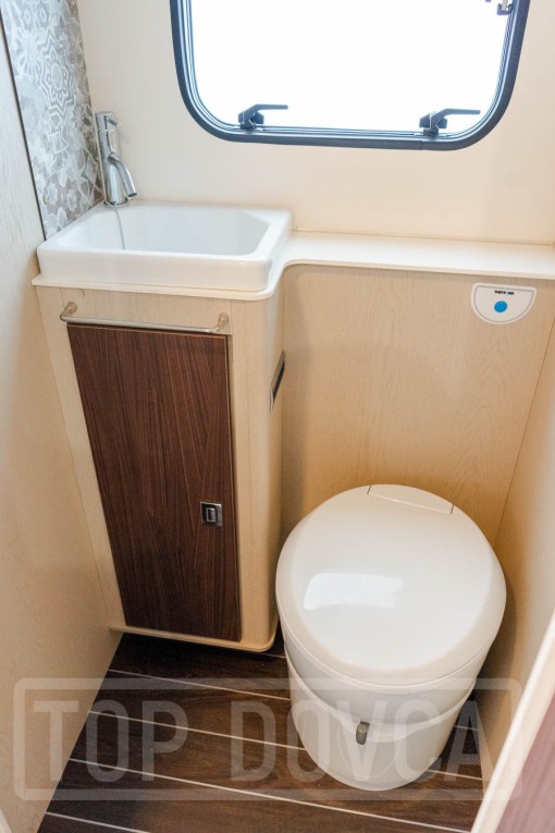 Interiér moderního polointegrovaného obytného vozu Fiat Ducato Rimor Seal 99 model 2024.