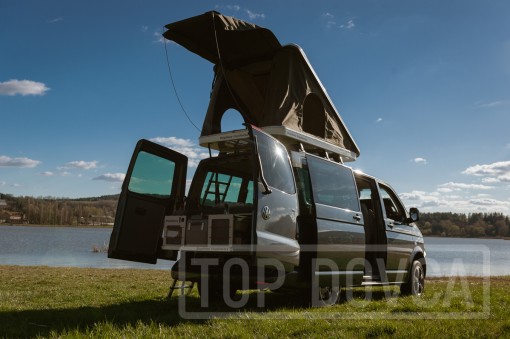 VW Transporter T5 s kempingovým VIVI boxem a střešním stanem typu A