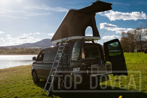 VW Transporter T5 s kempingovým VIVI boxem a střešním stanem typu A