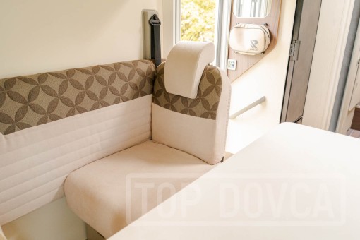 Interiér moderního polointegrovaného obytného vozu Fiat Ducato Rimor Seal 99 model 2024.