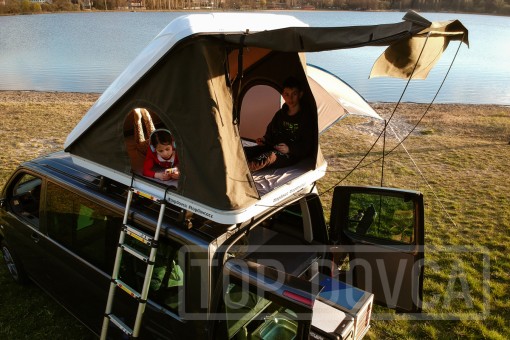 VW Transporter T5 s kempingovým VIVI boxem a střešním stanem typu A