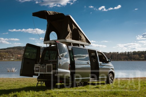 VW Transporter T5 s kempingovým VIVI boxem a střešním stanem typu A