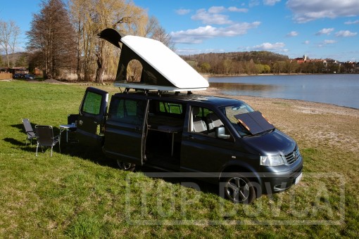 VW Transporter T5 s kempingovým VIVI boxem a střešním stanem typu A