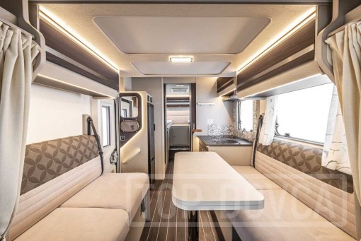 Interiér moderního polointegrovaného obytného vozu Fiat Ducato Rimor Seal 99 model 2024.