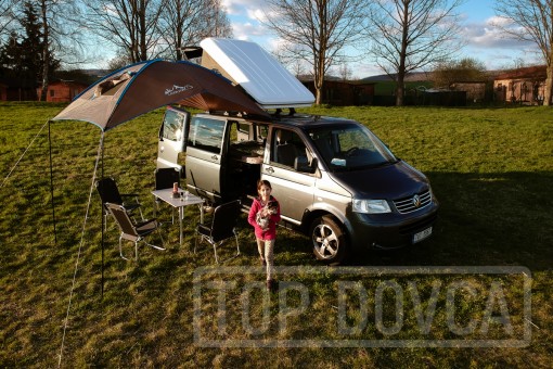 VW Transporter T5 s kempingovým VIVI boxem a střešním stanem typu A