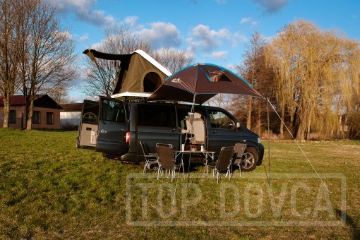 VW Transporter T5 s kempingovým VIVI boxem a střešním stanem typu A