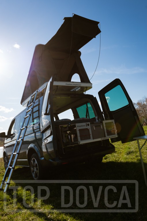 VW Transporter T5 s kempingovým VIVI boxem a střešním stanem typu A