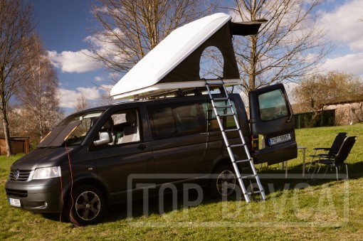 VW Transporter T5 s kempingovým VIVI boxem a střešním stanem typu A