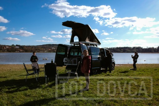 VW Transporter T5 s kempingovým VIVI boxem a střešním stanem typu A